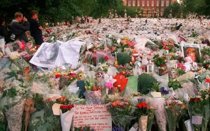 Ribuan bunga di depan gerbang Istana Kensington London sebelum dimulainya prosesi pemakaman Putri Diana (AP)