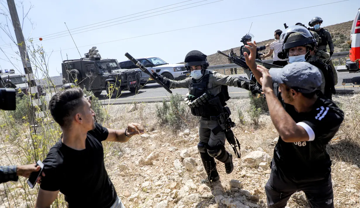Tentara Israel saat membubarkan pengunjuk rasa Palestina yang memprotes pembukaan lahan untuk permukiman Israel di dekat Desa Shoufah, wilayah Tepi Barat (20/8/2020). (AFP/JAAFAR ASHTIYEH)