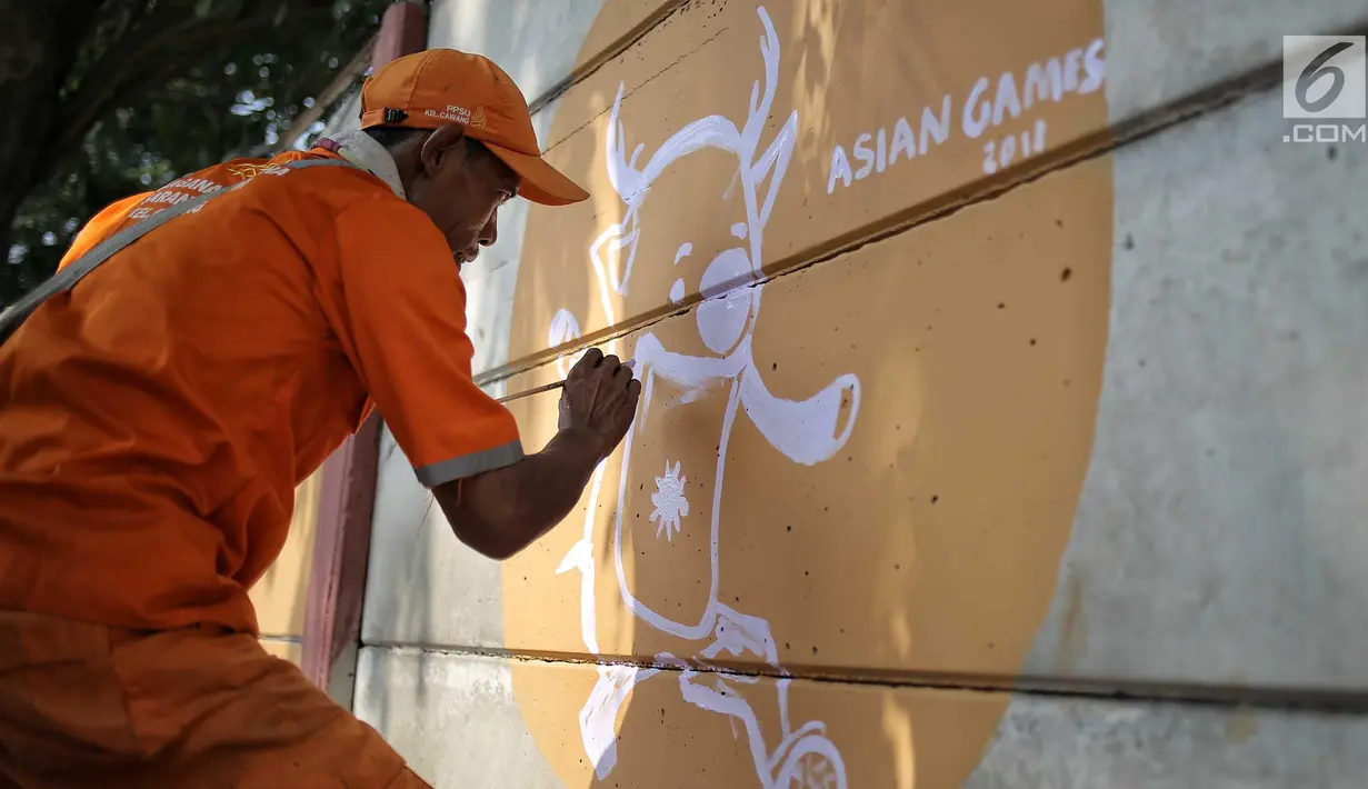 Petugas PPSU membuat mural bertema Asian Games di kawasan Cawang, Jakarta, Selasa (17/7). Mural tersebut dibuat untuk sosialisasi sekaligus bentuk dukungan terhadap perhelatan Asian Games pada Agustus 2018 mendatang. (Liputan6.com/Faizal Fanani)