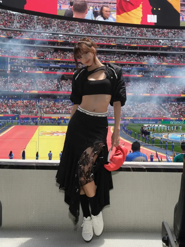 Lisa BLACKPINK Bergaya Nike Girl di Piala Dunia 2026, Pakai Athleisure Serba Hitam dengan Tas Cabai Rp42,5 Jutaan