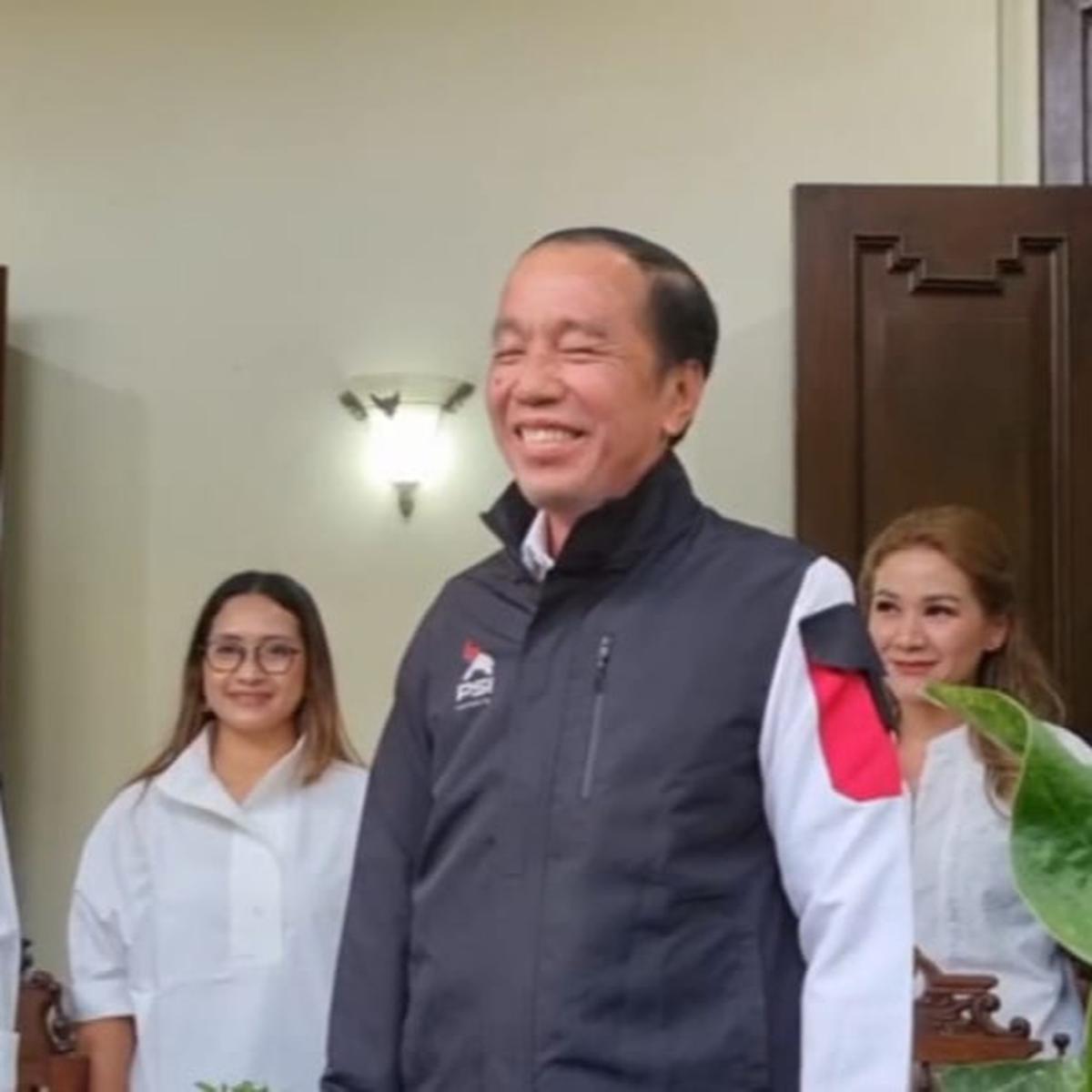 Jokowi kenakan jaket PSI