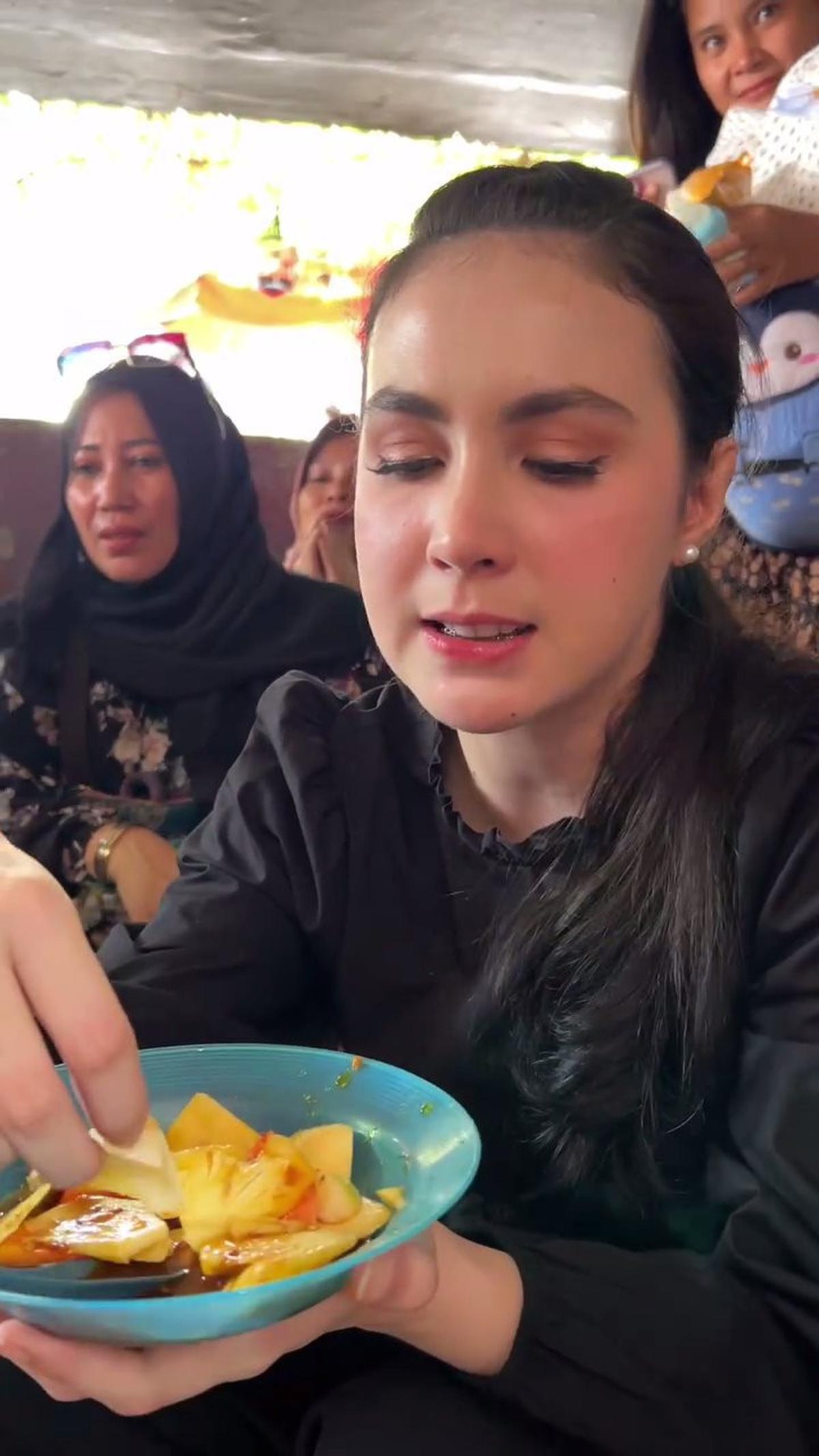 7 Potret Arumi Bachsin Ikutan Antri Rujak Buah Viral di Pasar, Ikut Jongkok Bareng Ibu-Ibu