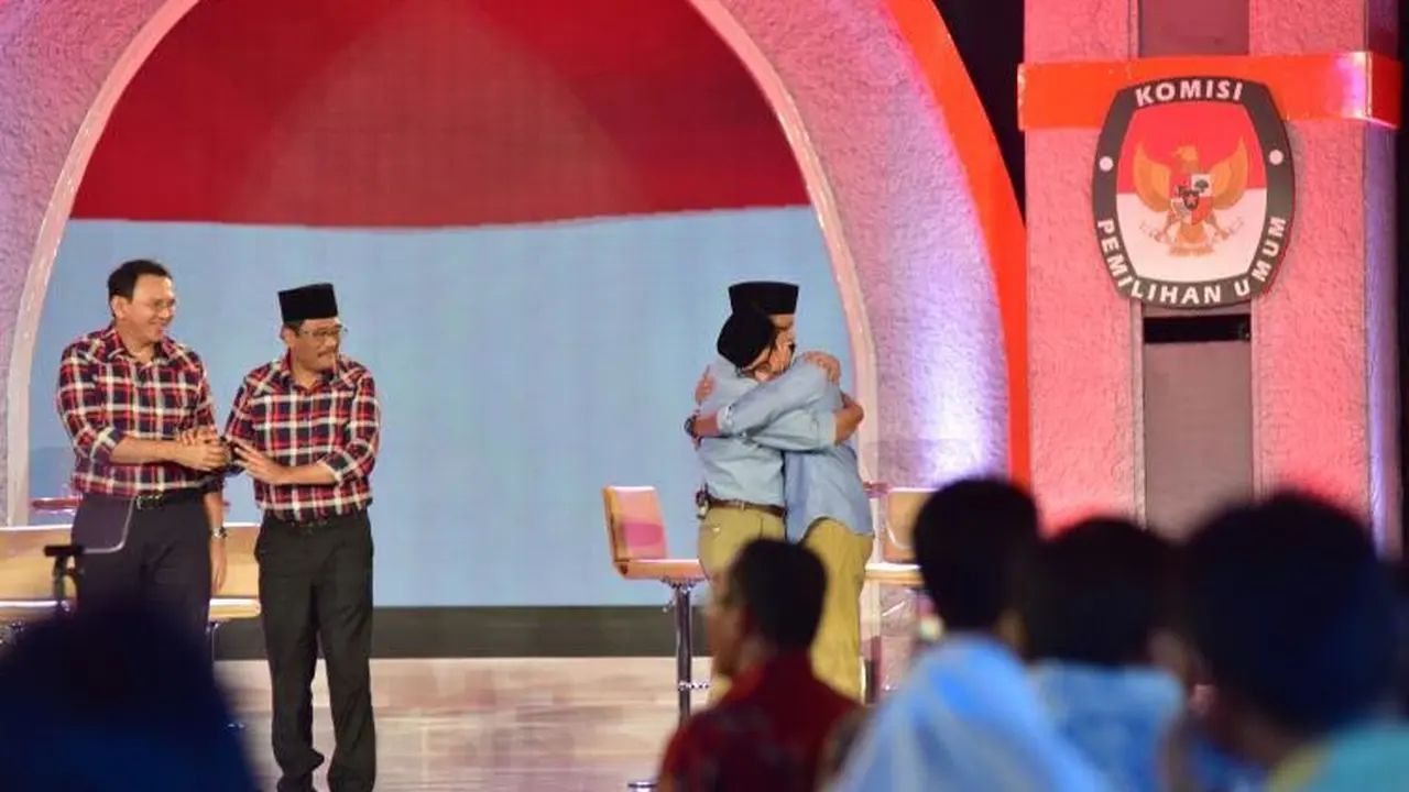 Anies dan Sandi berpelukan erat usai debat pamungkas Pilkada DKI putaran kedua.  