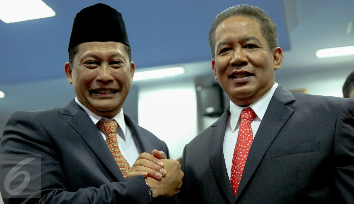 Kepala BNN Komjen Pol Budi Waseso (kiri) melakukan salam komando dengan Kabareskrim Polri Komjen Pol Anang Iskandar usai acara pelantikan di Kantor BNN, Jakarta, Selasa (8/9). Buwas resmi menggantikan Anang sebagai Kepala BNN. (Liputan6.com/Faizal Fanani)