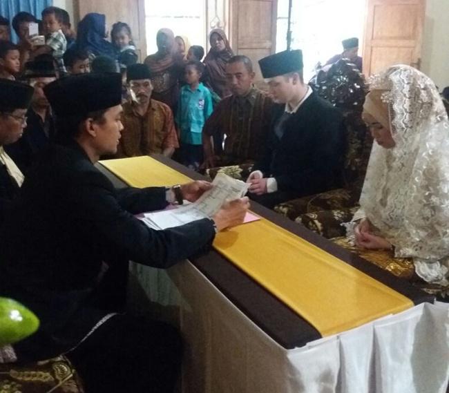 Ezra mengucap ijaq qabul di hadapan keluarga Rini dan keluarga besarnya/copyright polreswonogiri.com