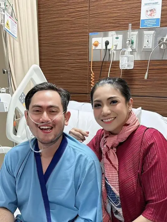 Dalam beberapa unggahan terbaru, Nassar terlihat sudah lebih ceria. Meski demikian, di hidungnya masih terpasang selang pernapasan. [Instagram/kingnassar88]