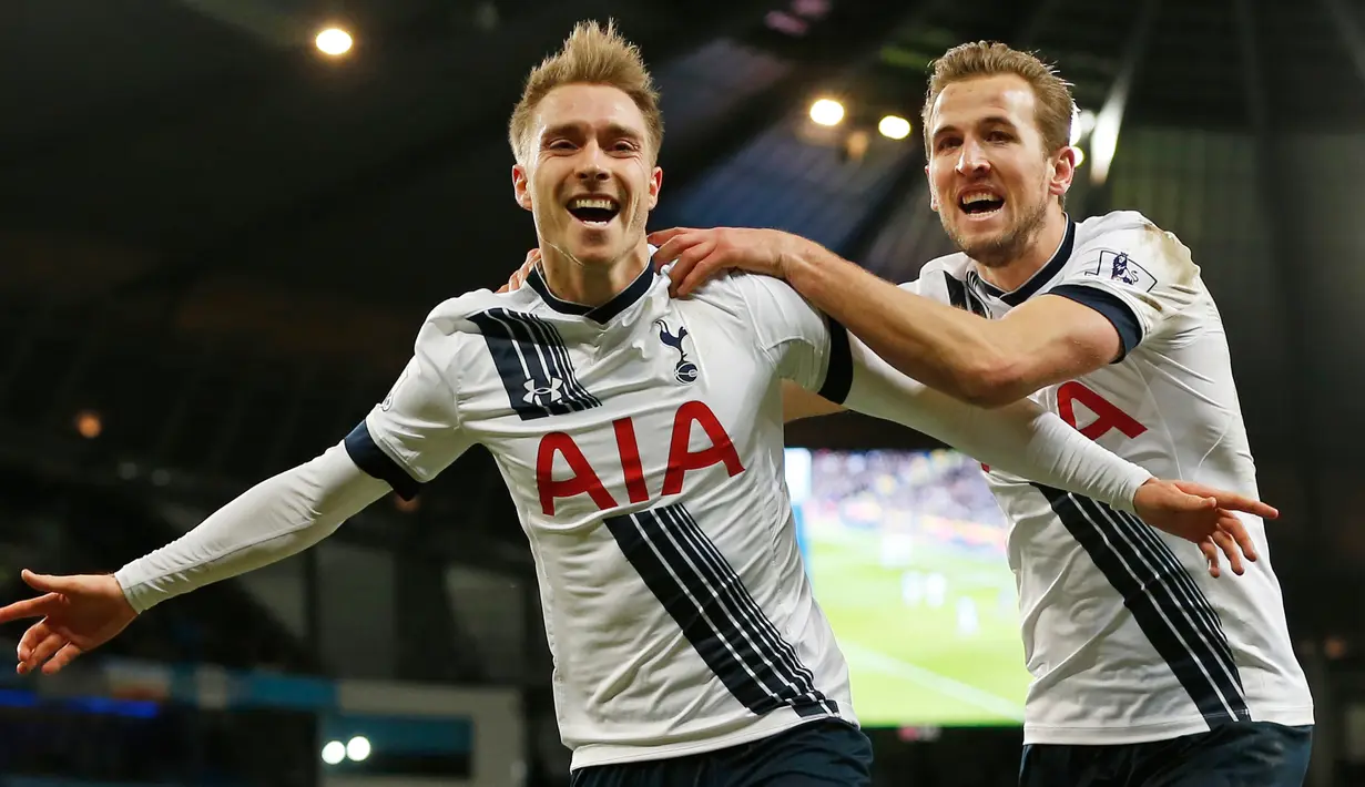 Gelandang Tottenham, Christian Eriksen melakukan selebrasi bersama Harry Kane usai mencetak gol kegawang City pada lanjutan liga Inggris di Stadion Etihad, (14/2). Tottenham menang tipis atas City dengan skor 2-1. (Reuters/Lee Smith)