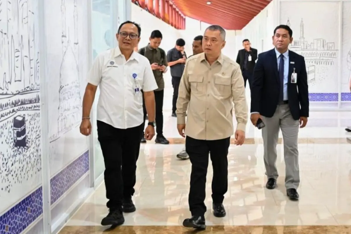 Menteri Perhubungan (Menhub) Dudy Purwagandhi meninjau Terminal 2F Bandara Internasional Soekarno-Hatta Tangerang, Banten, Minggu 19 April 2026.