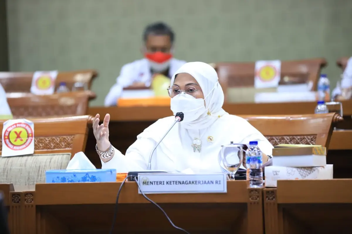 Menaker Ida dalam rapat kerja dengan Komisi IX DPR RI di Kompleks Parlemen, Jakarta