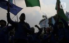 FOTO: Massa Buruh Geruduk Kantor Kemnaker, Tolak Penetapan Upah dengan PP 51 Tahun 2023