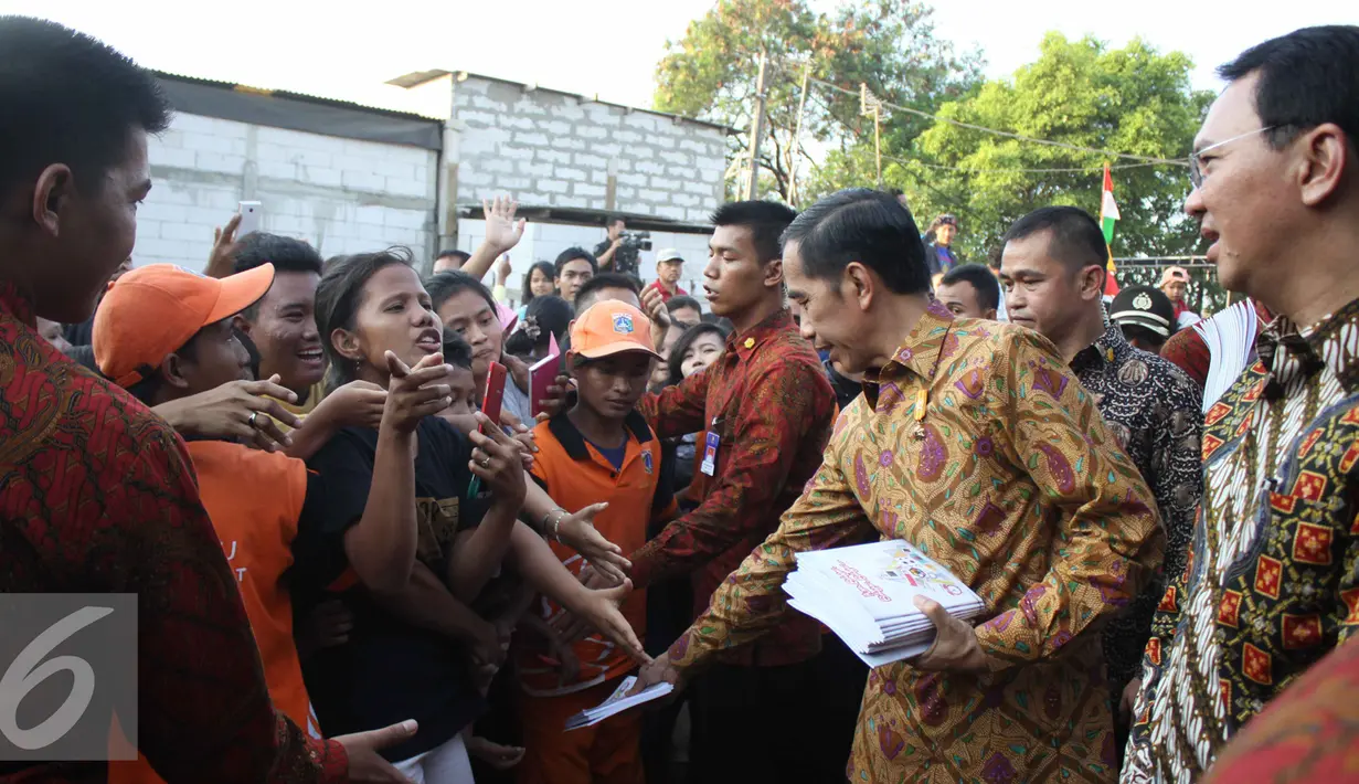 Presiden Jokowi ditemani Gubernur Ahok membagikan buku tulis, Jakarta, Kamis (3/9/2015). Presiden Jokowi bersama Gubernur Ahok mengadakan blusukan dan membagikan semabko pada warga di kawasan Cilincing. (Liputan6.com/Gempur M Surya)