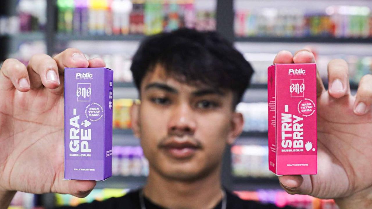 Pekerja menunjukkan liquid untuk rokok elektrik atau vape pada salah satu toko di Jakarta, Kamis (25/1/2024). Pemerintah melalui Kementerian Keuangan resmi tarif cukai menaikkan rokok elektronik sebesar 15% setiap tahunnya hingga 2027 mendatang. Foto: Lip