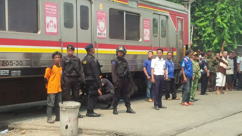 Tabrakan Maut KRL vs Metromini Angke