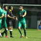 Pemain Sriwijaya FC melakukan protes kepada wasit Dodi Setia P saat melawan Persija di lanjutan Liga 1 Indonesia di Stadion Wibawa Mukti, Cikarang Kab Bekasi, Jumat (16/6). Persija unggul 1-0. (Liputan6.com/Helmi Fithriansyah)