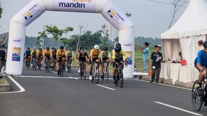 Sekitar 150 pebalap ikut Porseni Bank Mandiri 2024 untuk cabang olahraga balap sepeda pada akhir pekan kemarin, Sabtu 5 Oktober 2024 di kawasan East Gateway Boulevard Grand Wisata Bekasi, Jawa Barat.