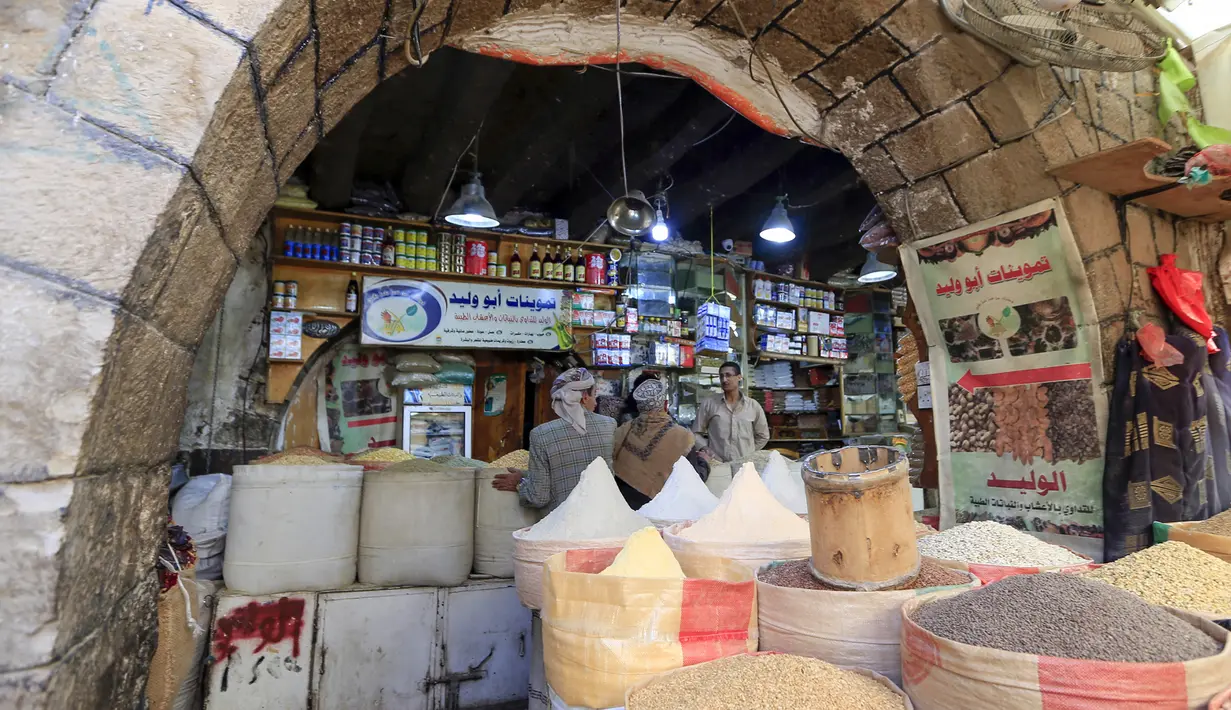 Warga berbelanja menjelang bulan suci Ramadan di pasar kota tua Sanaa, Yaman, Sabtu (18/4/2020). Umat muslim di Timur Tengah bersiap untuk bulan Ramadan yang suram akibat pandemi virus corona COVID-19. (Mohammed HUWAIS/AFP)