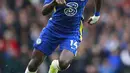 Bek Chelsea, Trevoh Chalobah menggiring bola saat bertanding melawan Norwich City pada pertandingan lanjutan Liga Inggris di Stadion Stamford Bridge di London, Sabtu (23/10/2021). Chelsea menang atas Norwich 7-0. (AP Photo/Ian Walton)