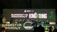 El Rumi (dua dari kiri) dan Jefri Nichol (dua dari kanan) konferensi pers kedua Superstar Knockout Volume 3: King of the Ring yang digelar di MGP Space SCBD, Jakarta, Jumat (11/7/2025). (Bola.com/magang/Fadillah Setiawan)