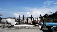 Kebakaran hebat melanda Resort Koh Tiat Meng (KTM) di Sekupang, Batam, Senin (18/11/2019). (Liputan6.com/ Ajang Nurdin)
