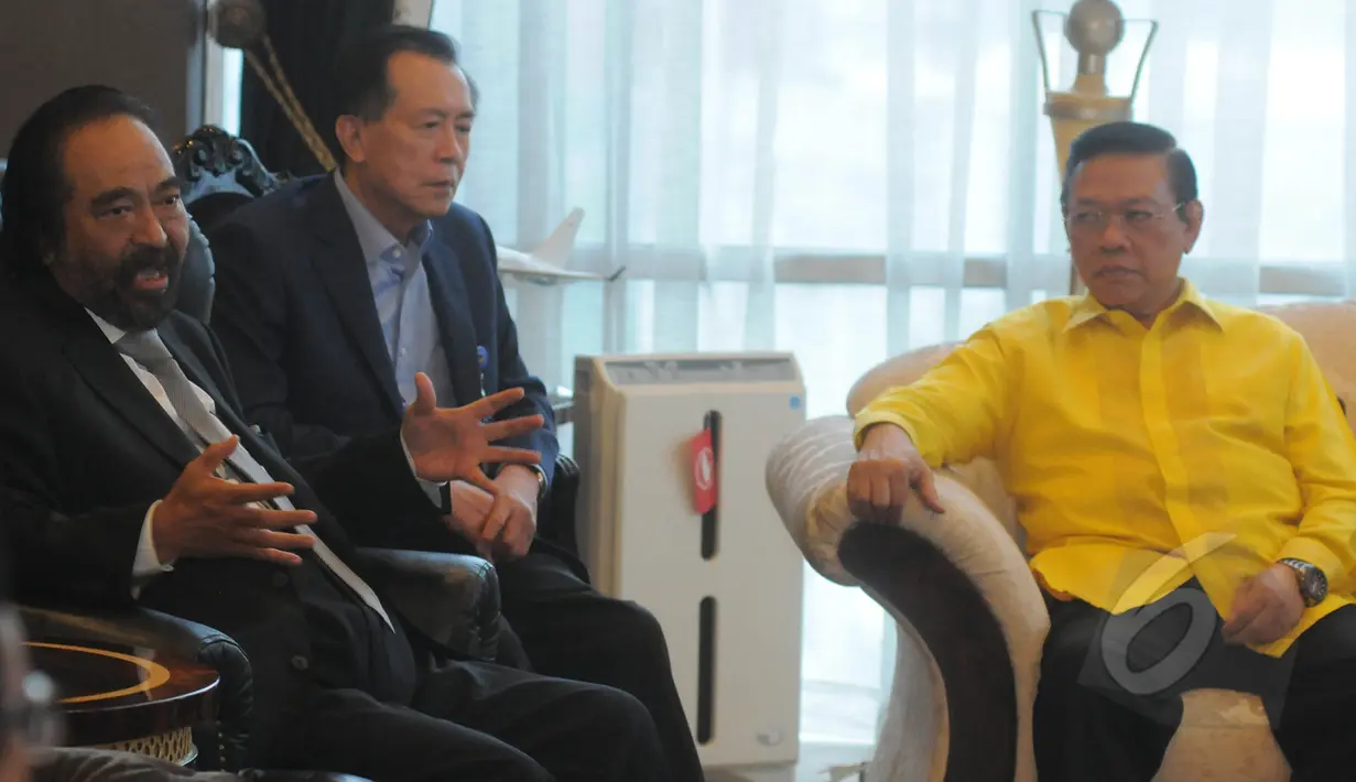 Surya Paloh mengucapkan selamat kepada Golkar kubu Agung Laksono karena telah disahkan oleh Menkumham, Jakarta, Rabu (11/3/2015).Surya mengaku siap memberikan dukungan dan bantuan kepada Golkar kubu Agung Laksono (Liputan6.com/Herman Zakharia)