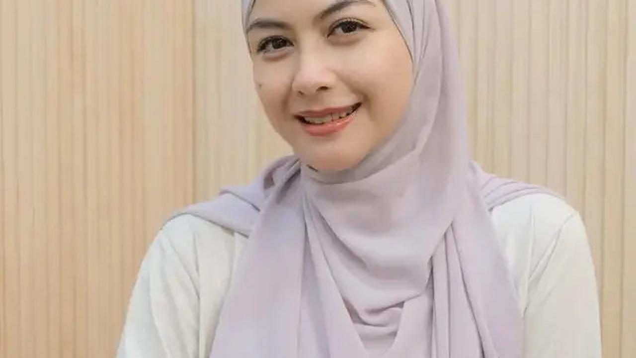 9 Inspirasi Hijaber Modern 40 Tahun Revalina S Temat, Effortless tapi Elegan