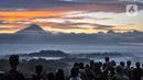 <p>Wisatawan menikmati matahari terbit atau sunrise dengan latar belakang Candi Borobudur di Punthuk Setumbu, Karangrejo, Magelang, Jawa Tengah, Senin (16/5/2022). Punthuk Setumbu menjadi destinasi favorit di Jawa Tengah, terlebih saat libur Waisak yang terkenal dengan keindahan alam Candi Borobudur dan sekitarnya saat matahari terbit. (merdeka.com/Iqbal S. Nugroho)</p>