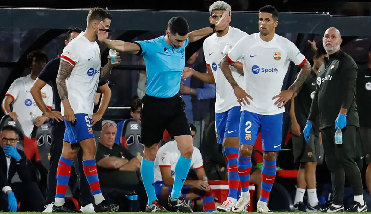 Hingga pertandingan berakhir, skor 2-2 tetap bertahan. Barcelona tetap ada di puncak klasemen dengan skor ini, tapi rawan dilewati kalau Real Madrid bisa menang pada laga melawan Las Palmas. (AP Photo/Francisco Ubilla)