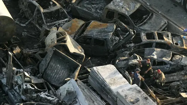 Kecelakaan tabrakan beruntun sekitar 158 kendaraan di Interstate 55 dekat New Orleans, Louisiana, Amerika Serikat (AS). (AP/Gerald Herbert)