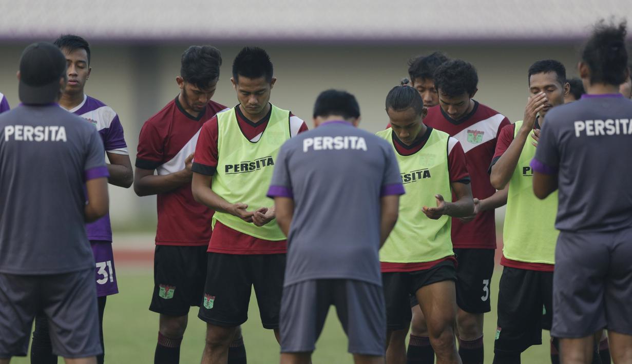 Para pemain Persita Tangerang berdoa usai latihan di Stadion Sport Center, Tangerang, Selasa (28/5). Latihan ini persiapan jelang laga Liga 2 2019. (Bola.com/Vitalis Yogi Trisna)