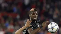 Aksi pemain Manchester United, Paul Pogba (kanan) saat berebut bola dengan pemain Sevilla, Jesus Navas pada laga 16 besar Liga Champions di Ramon Sanchez Pizjuan stadium, Seville, (21/2/2018). Babak kedua Sevilla bermain imbang 0-0. (AP/Miguel Morenatti)