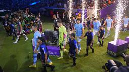 Sejumlah pemain Manchester City dan Fluminense berjalan memasuki lapangan saat laga final Piala Dunia Antarklub 2023 di King Abdullah Sports City, Jeddah, Arab Saudi, Sabtu (23/12/2023) dini hari WIB. (AP Photo/Manu Fernandez)