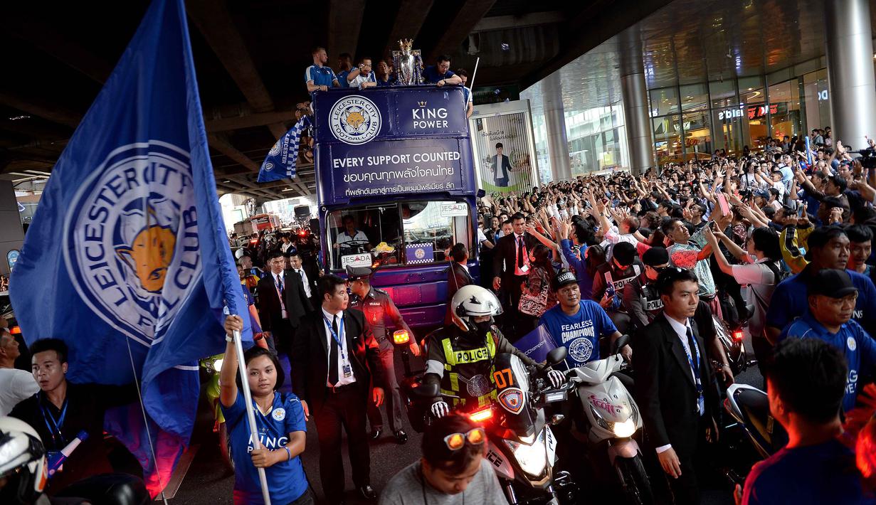 Hingga larut malam warga Bangkok masih menanti parade trofi juara Liga Inggris 2015/2016 di Bangkok, (19/5/2016). (AFP/Christophe Archambault)