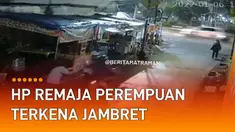 Seorang remaja perempuan alami nasib apes ketika sedang bermain handphone di jalan dan terkena jambret.