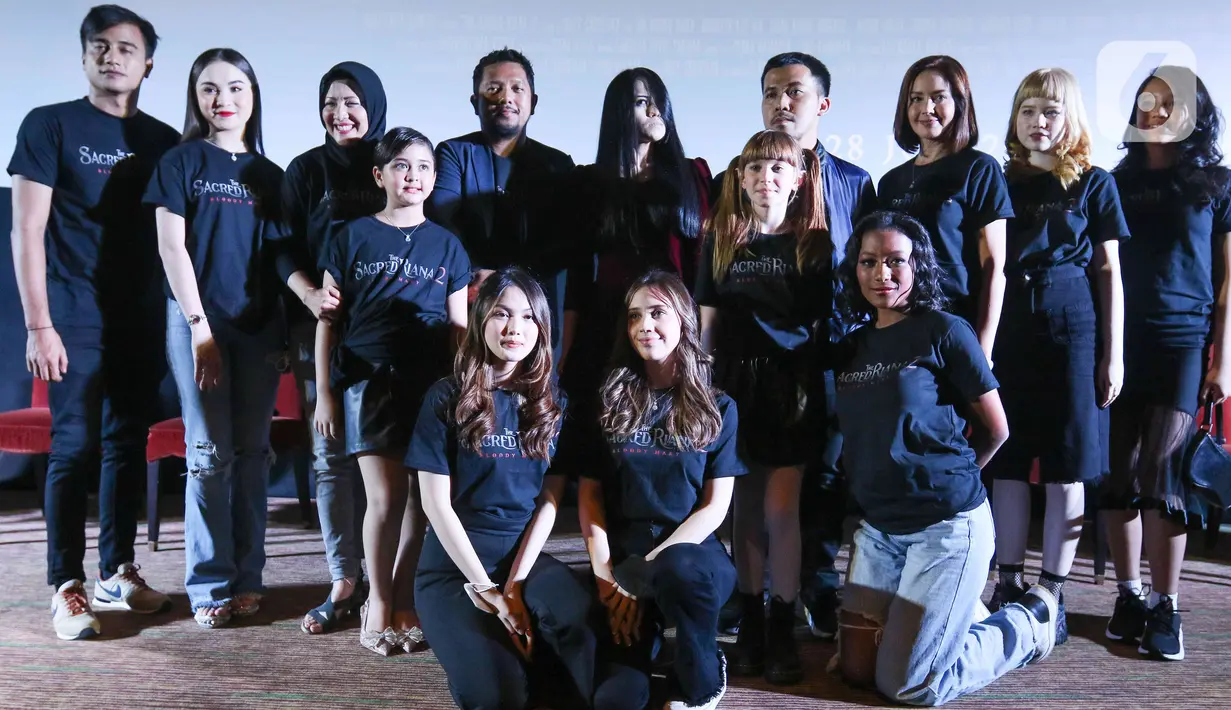 Pemeran film The Sacred Riana 2: Bloody Mary, Riana (belakang tengah) saat jumpa pers di Jakarta, Kamis (21/7/2022). Karya dari Billy Christian ini dibintangi oleh The Sacred Riana alias Riana Antoinette, Aisyah Aqilah, Armando Jordy, dan Shenina Cinnamon. (Liputan6.com/Herman Zakharia)
