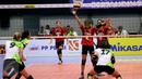 Pemain voli Jakarta Elektrik PLN bersiap menerima smash dari pemain lawan saat pertandingan melawan Jakarta Pertamina Energi di Grand Final Proliga 2017 di GOR Among Rogo, Yogyakarta (23/4). (Liputan6.com/Johan Tallo)