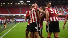Striker Sheffield United, Oliver McBurnie (9) berselebrasi dengan rekan timnya usai mencetak gol ke gawang Tottenham Hotspur pada pertandingan lanjutan Liga Inggris di Bramall Lane di Sheffield, Inggris (2/7/2020). Sheffield United menang telak 3-1 atas Tottenham. (Oli Scarff/Pool via AP)