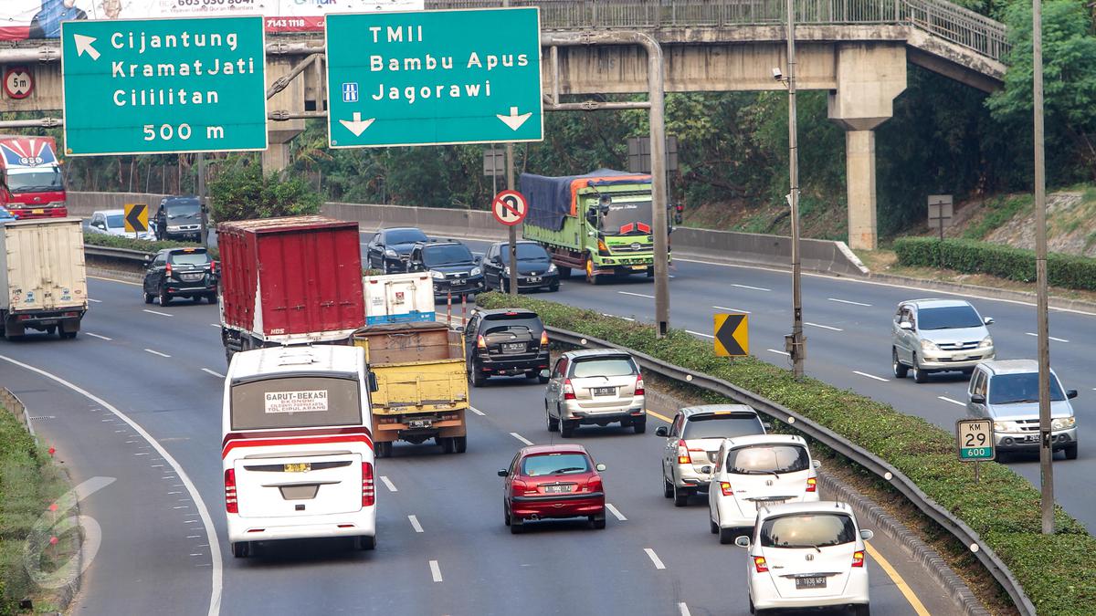 Deretan Mobil Pecah Ban di Tol Jagorawi, Ini Penyebabnya  #News