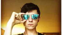 Tom Holland Pamer Foto Perdana Bareng Kostum Spider-Man