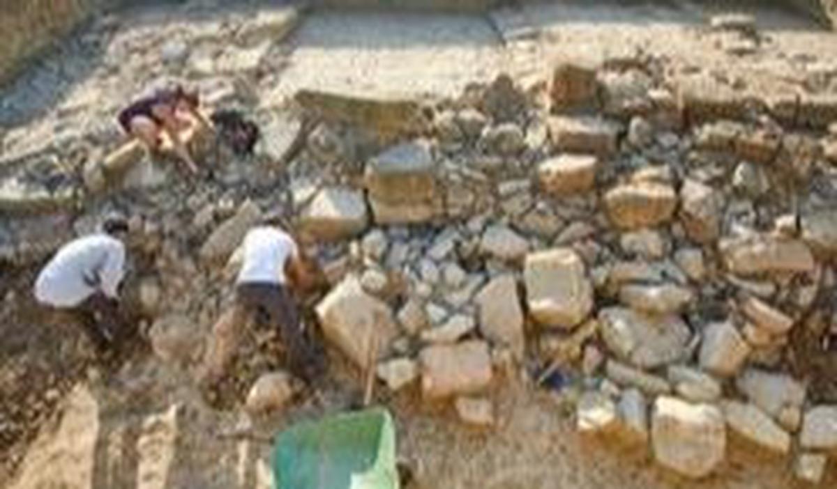 Tembok-tembok ini mengelilingi koridor sepanjang 3,9 meter yang berfungsi sebagai awal dari salah satu jalan utama kota.
