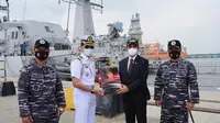 Dubes RI Colombo Lepas Keberangkatan KRI Bung Tomo-357 dari Hambantota. Dok: Kemlu/KBRI Colombo