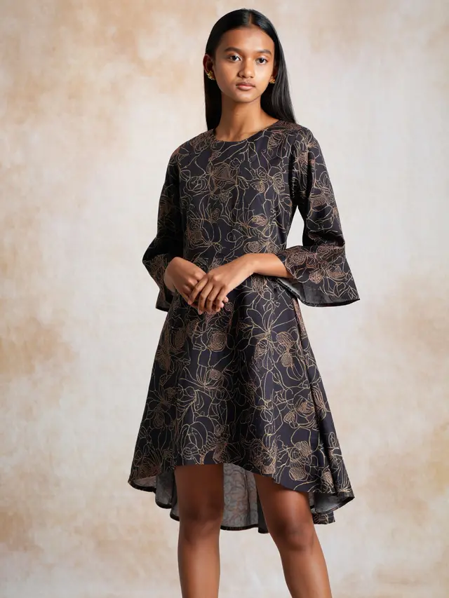 Batik Lengan Lonceng High-Low Modis untuk Pesta Malam