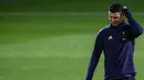 Pemain Juventus, Cristiano Ronaldo, saat latihan di Stadion Allianz, Turin, Senin (26/11). Latihan ini persiapan jelang laga Liga Champions melawan Valencia. (AFP/Marco Bertorello)
