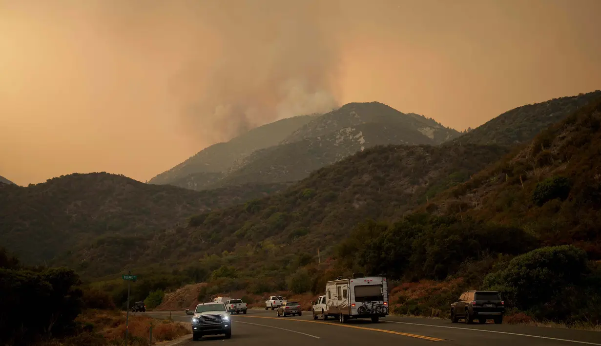 Kebakaran hutan ini mengancam puluhan ribu bangunan tempat tinggal warga sekitar. (AP Photo/Eric Thayer)