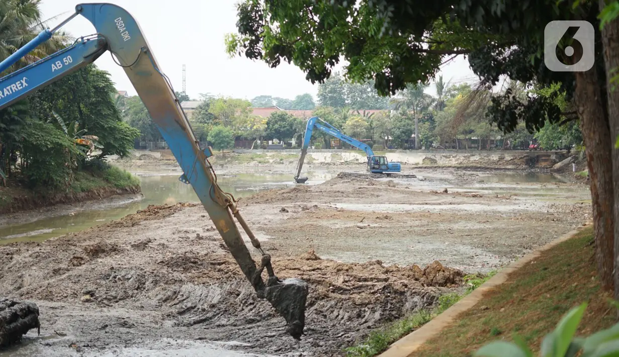 Petugas Sudin Sumber Daya Air (SDA) menggunakan alat berat untuk mengeruk lumpur yang mengendap di Setu Mangga Bolong, Jagakarsa, Jakarta, Rabu (2/9/2020). Pengerukan untuk meningkatkan fungsi setu sebagai tangkapan air, pengendali banjir dan penambahan daya tampung. (Liputan6.com/Immanuel Antonius)