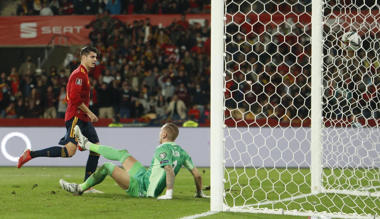 Pada menit ke-86 akhirnya Spanyol mampu unggul 1-0 melalui gol Alvaro Morata. Ia berhasil memanfaatkan bola rebound hasil tendangan jarak jauh Dani Olmo yang membentur tiang. (AP/Angel Fernandez)