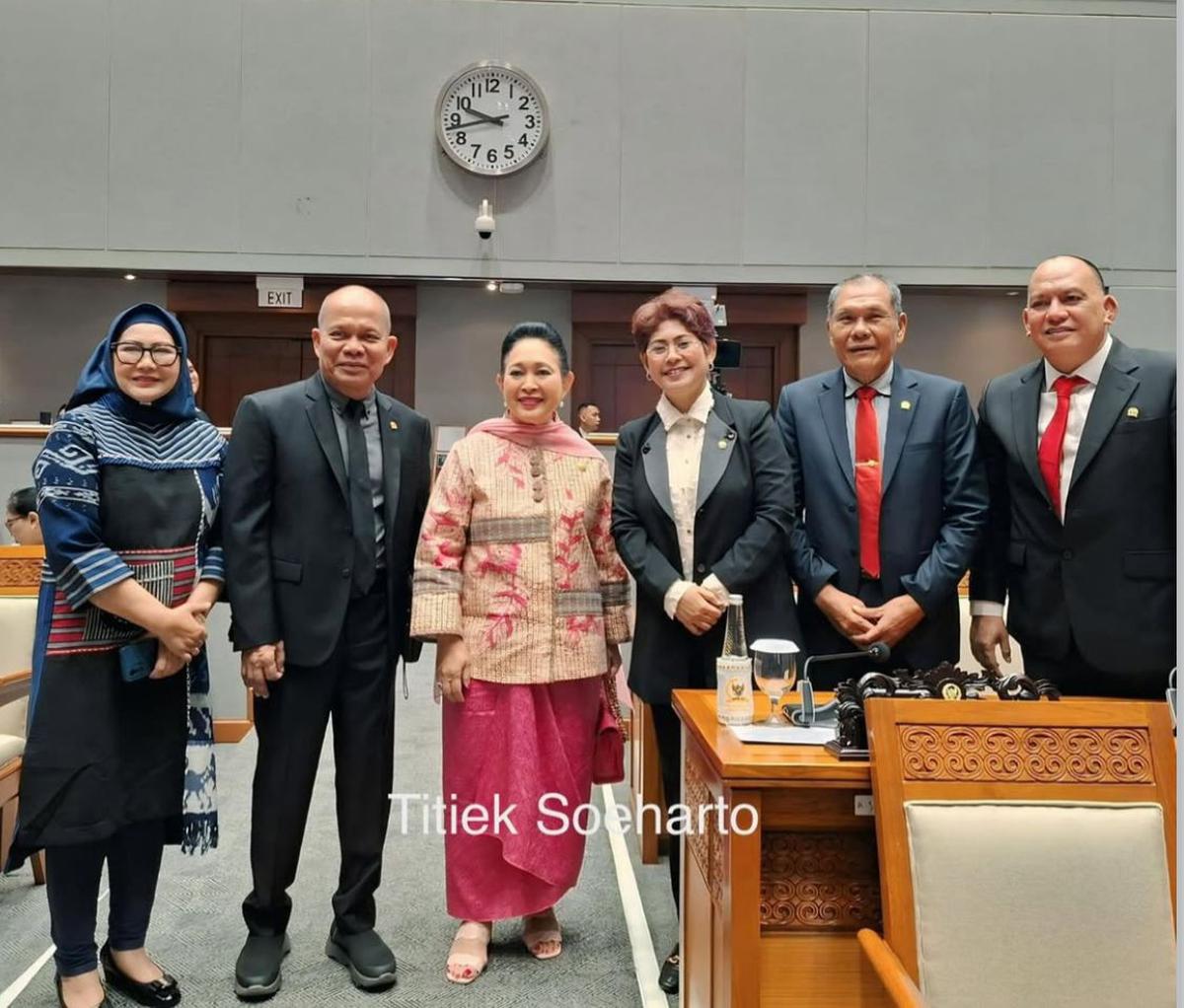 Titiek Soeharto Hadiri Rapat Paripurna DPR RI, Gaya Serba Pink Curi Perhatian!