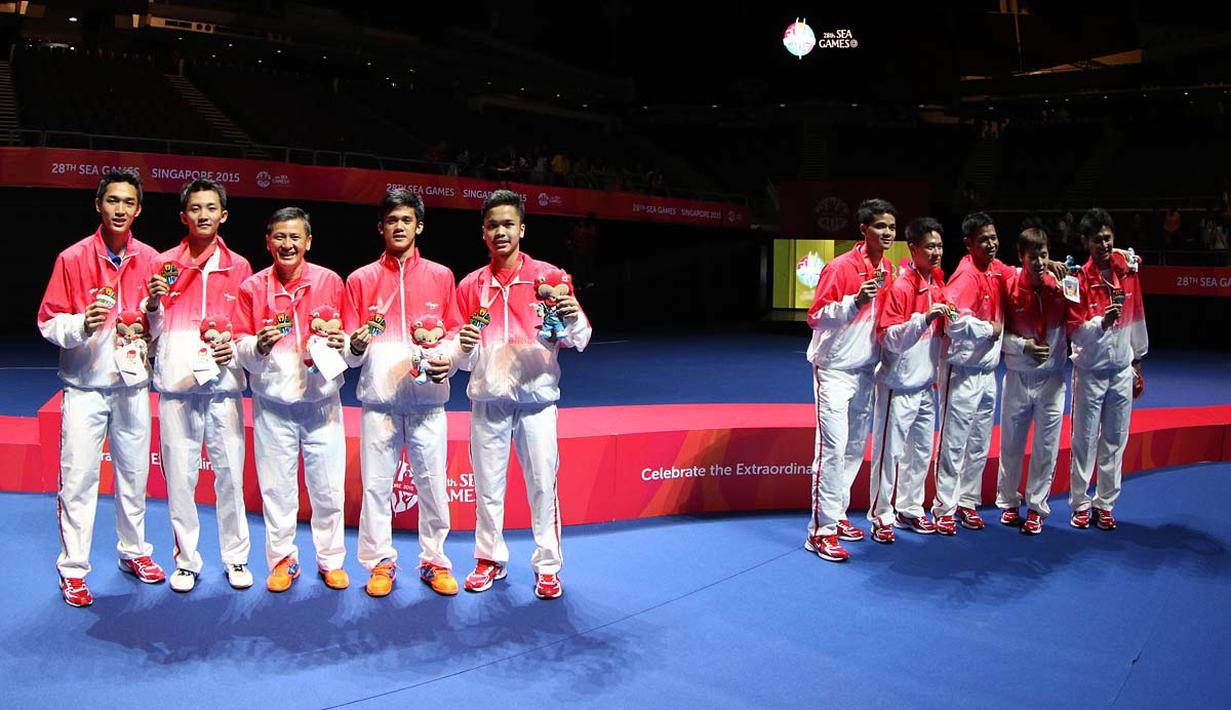Tim bulutangkis putra Indonesia berpose dengan masing-masing pelatihnya. Tunggal putra (kiri) dan ganda putra (kanan). (Bola.com/Arief Bagus)