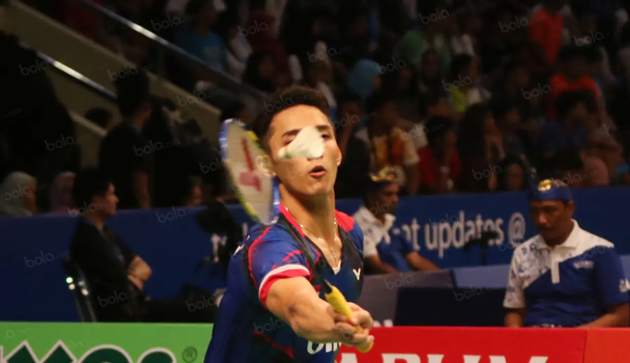 Jonatan Christie mengembalikan kok saat melawan Lin Dan pada BCA Indonesia Open 2016 di Istora Gelora Bung Karno, Senayan, Jakarta, Rabu (1/6/2016). (Bola.com/Nicklas Hanoatubun)