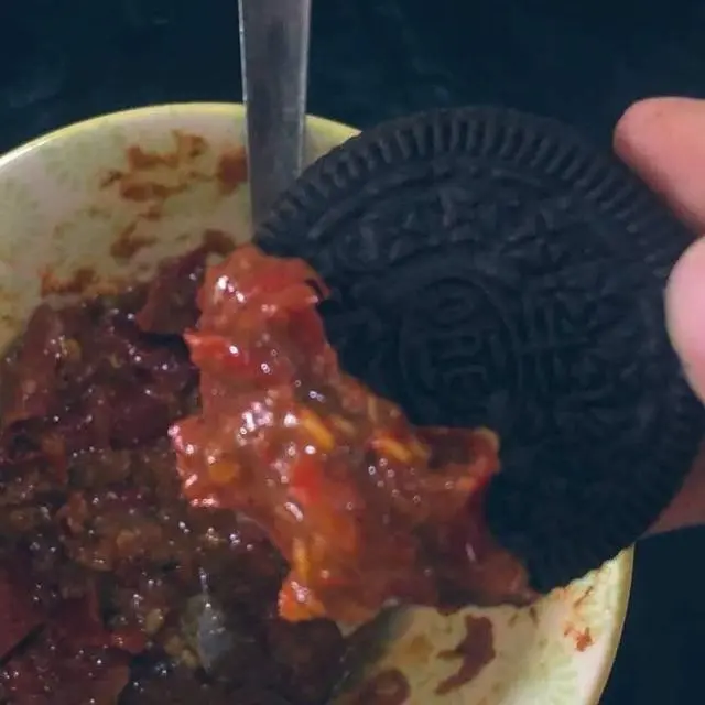 6 Cara Makan Biskuit Pakai Bumbu Pedas Ini Bikin Ragu Untuk Disantap