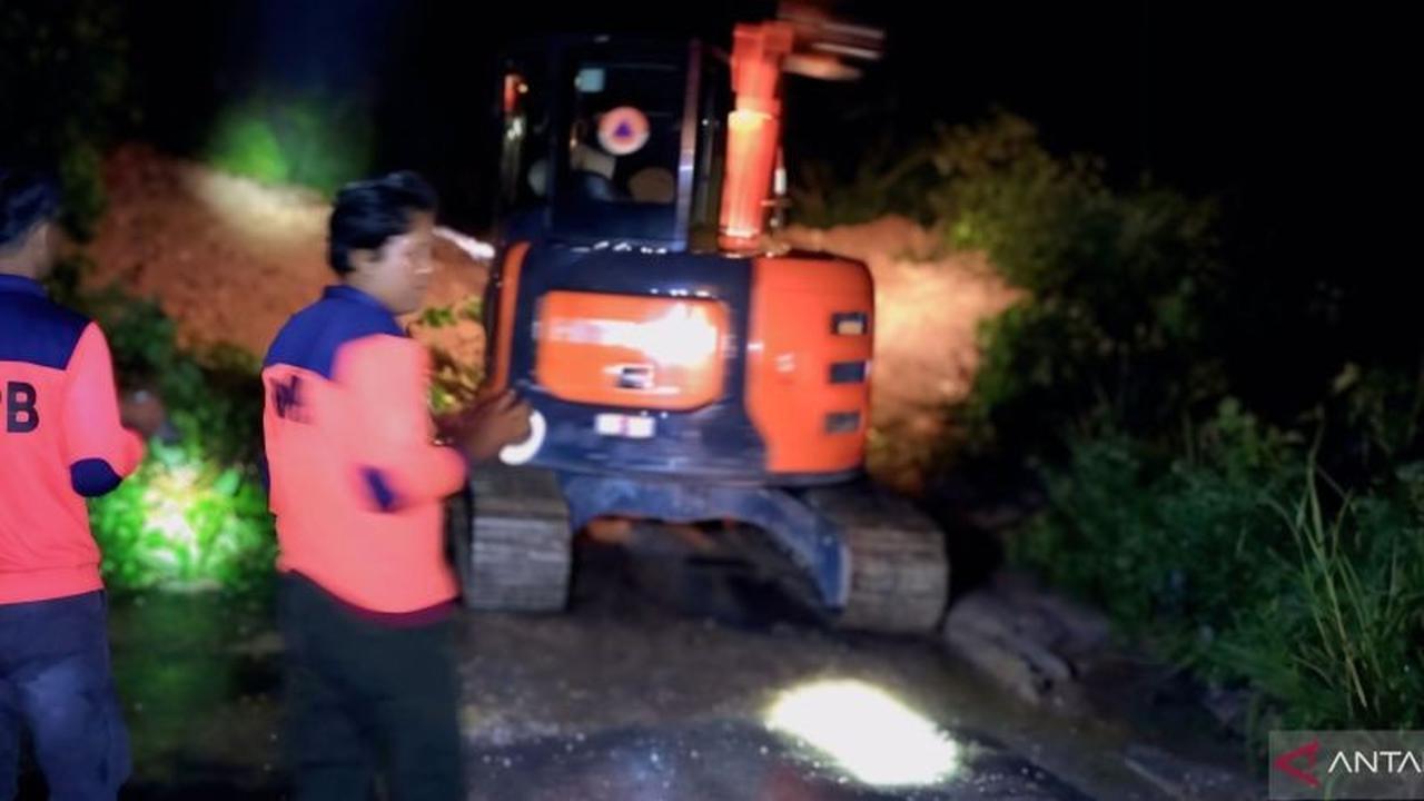 BPBD OKU Selatan Sigap Tangani Tanah Longsor di Jalinsum, Arus Lalin Sempat Lumpuh Total